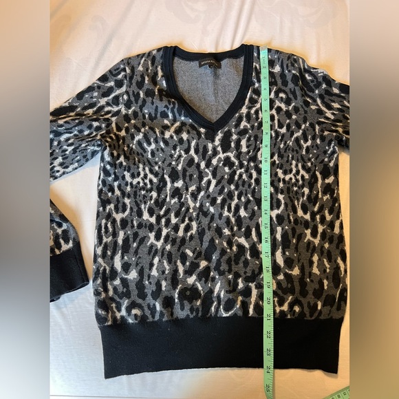 Grey leopard v neck sweater - Picture 2 of 5